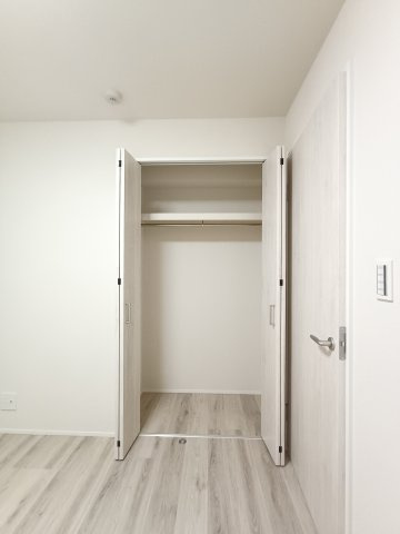 【サービスルーム　収納】　各部屋に収納を備え、衣類や荷物もすっきり整理できます。