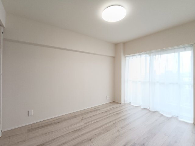 【洋室3　約6.0帖】　リビングと隣接した洋室は、扉を開放すれば一体空間としても使える便利な一部屋。