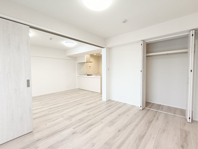 【洋室3　約6.0帖】　各部屋に収納を備え、衣類や荷物もすっきり整理できます。