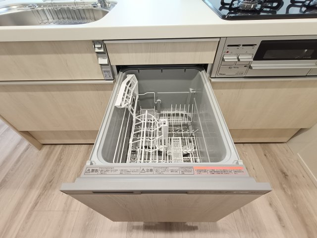 【食洗器】　食後の片付けをサポートしてくれる便利な食洗機付き　