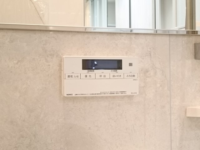 【追い焚き機能】　追い焚き機能付きで、いつでも温かいお風呂を楽しめます。