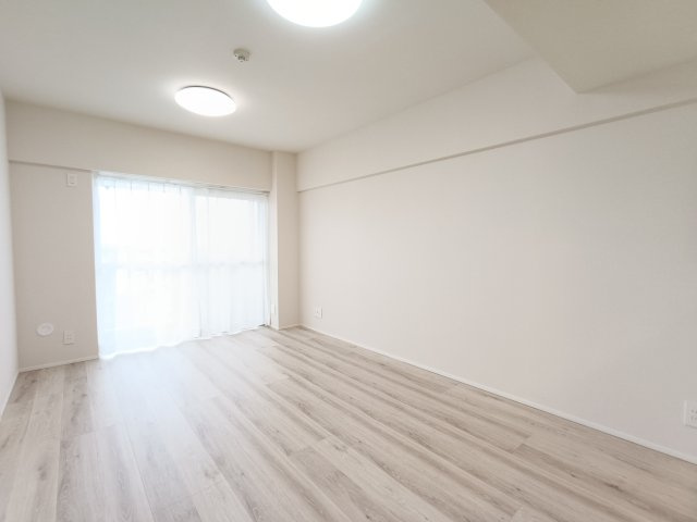 【LDK　約11.2帖】　窓からの光がやさしく差し込む、居心地の良いLDKです。
