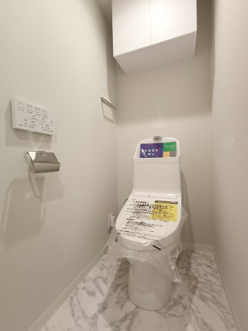 【トイレ】　シンプルで清潔感のあるトイレ空間です。