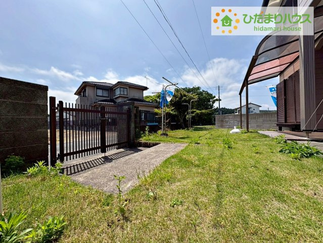 日当たりの良い広い庭。友人や親せきが集まってＢＢＱをしたり、ペットと遊んだり。　一戸建てならではの楽しさが広がります(*^-^*)