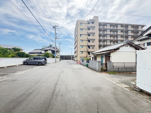 圧迫感の少ない開放的な街並みが広がります。