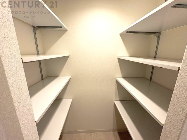 収納力が高く洋服や小物を整理しやすく、更衣室のように使え、部屋がすっきり保てます。収納の配置を自由に調整でき、換気性が良く防湿・防虫対策も可能。快適で機能的な生活空間を実現できます♪