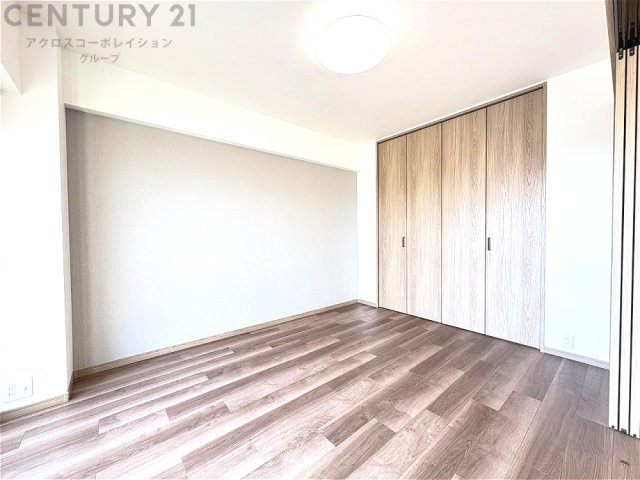 明るい色合いのフローリングとクロスを使用した洋室は家具やインテリアとも調和しやすく空間が広く感じられ開放感を生み出します。自然光を効果的に反射し、室内を明るく保つため、日中の照明使用を抑えられます。