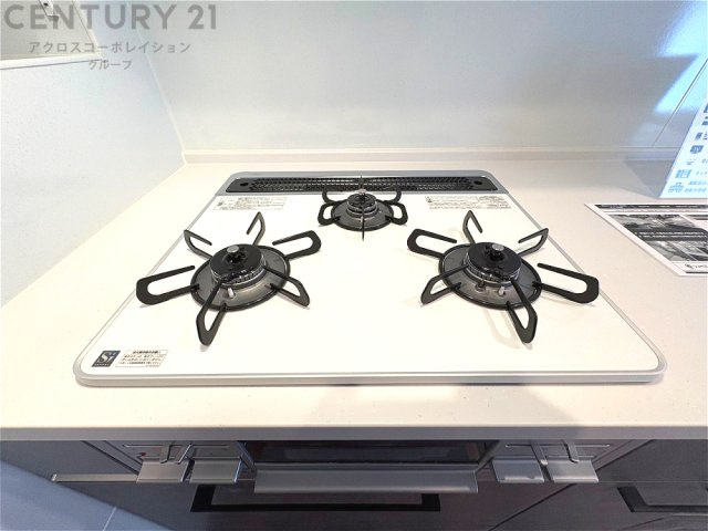 多数の調理器具を同時に使用でき、料理の効率化が可能。省エネで節約になり、様々な料理スタイルに適応できます。また、火力調整が独立しており、手入れや掃除もしやすく、今よりもっとお料理が楽しくなるかも。
