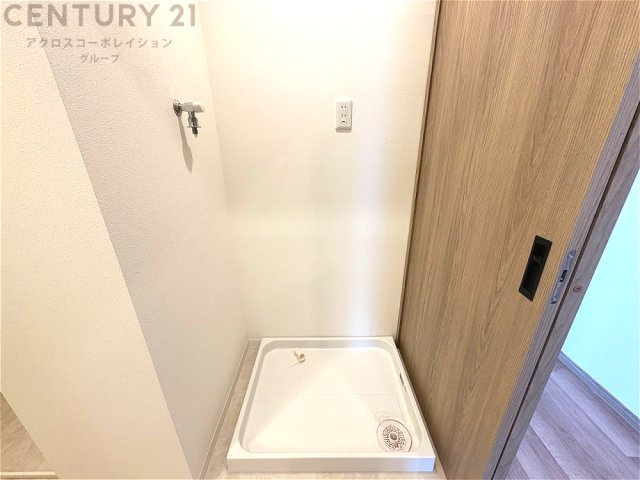 洗濯物の仕分け作業がしやすく、整理整頓が容易になります。洗濯音や湿気を他の部屋に持ち込まず、生活環境を快適に保ちます。上部を活用すれば収納スペースを確保でき洗剤や洗濯用品の整理もしやすくなります。