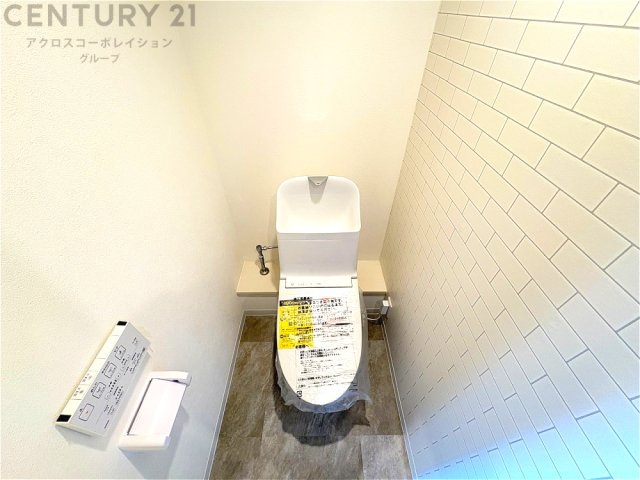 温水洗浄便座付トイレは温水洗浄機能により、暖かい水でおしりを洗浄することができ、冷たい水を使う従来の便座に比べ、温水洗浄機能で暖かいトイレを提供し、快適な使用を可能にします。
