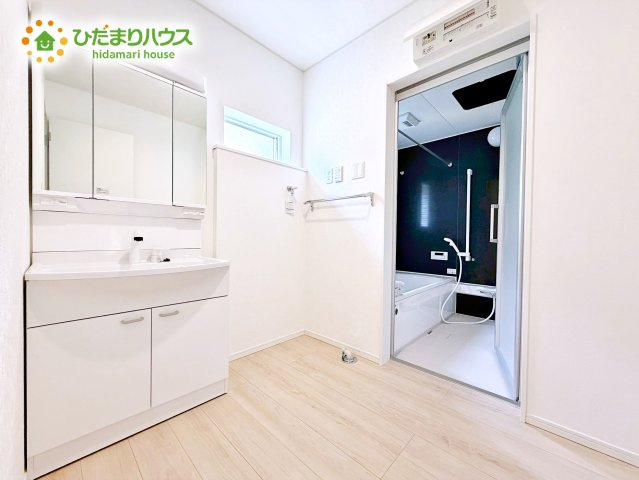 大きな三面鏡の独立洗面。鏡の後ろは収納となっているのでスッキリと整理できます！