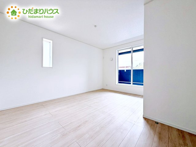 バルコニーに面していて、たっぷり光りの入る明るい主寝室です！