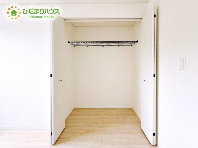 室内には収納スペースもあり、衣類や小物類をたっぷり収納可能。お部屋をより広くお使いいただけます。