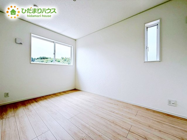 明るい洋室。たっぷり収納があるから、お部屋をいつもすっきりキープ。ナチュラルテイストのインテリアがお好きな方におすすめです。