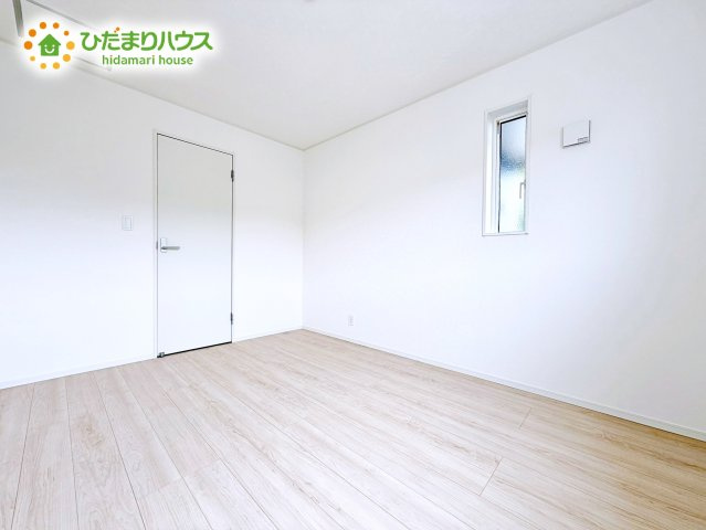 白を基調とした明るく爽やかな子ども室。自分の時間に集中できる、落ち着きのある居室です。学習机やベッドなどの家具もゆとりを持って配置できます。