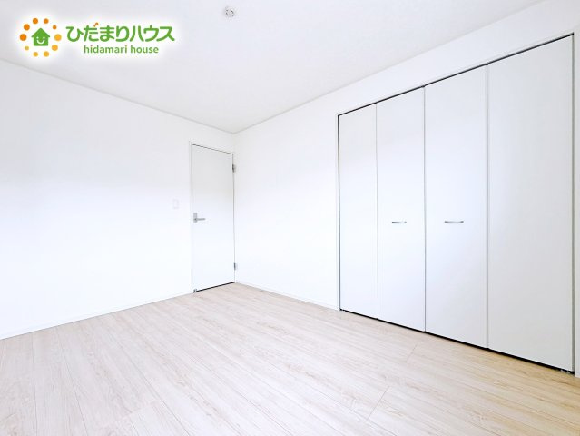 明るい洋室は、生活にゆとりを齎してくれるゆったりスペース。大きな窓からは陽光が入り、リラックスした時の流れを感じられ、