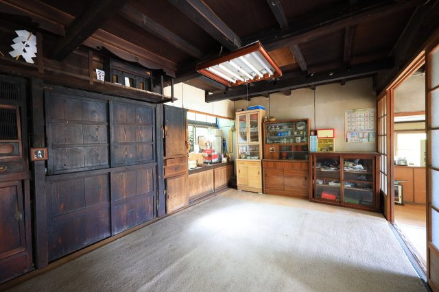 重厚感ある木製造作家具つき。レトロな雰囲気を楽しめます。