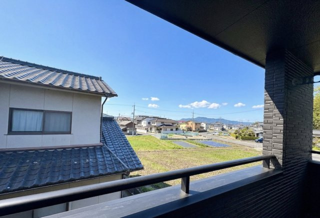 周辺に高い建物が少なく、開放的な景色が広がるバルコニーからの眺望。遠くまで見渡せるため圧迫感がなく、気持ちの良い住環境が魅力です。日当たり・通風ともに良好で、洗濯物もよく乾きそうですね。