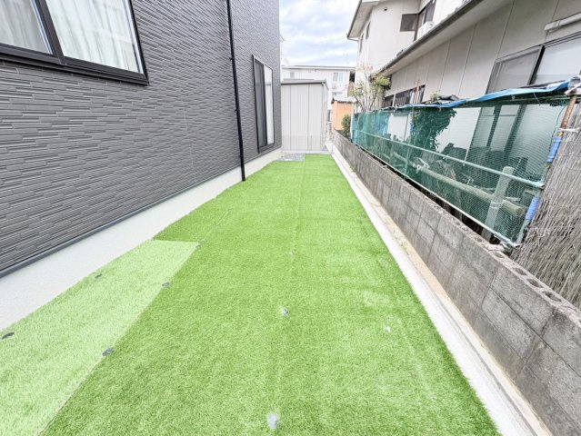 建物横には庭スペースを確保。お子様の遊び場や家庭菜園、ガーデニングなど多用途に活用できます。気軽に屋外空間を楽しめる点も魅力。ペットの遊び場としても活用でき、プライベート感のある屋外スペースです。