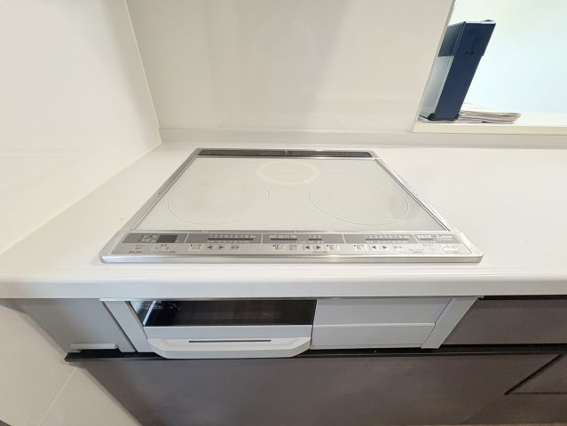 お手入れしやすいIHクッキングヒーターを採用。フラットな天板で汚れも拭き取りやすく、日々の掃除が簡単です。火を使わないため安全性にも配慮されていて、お子様がいるご家庭にも安心。複数口で同時調理も可能。