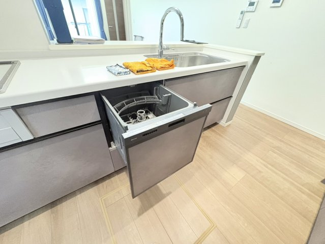 ビルトインタイプの食器洗い乾燥機を備えたシステムキッチン。手洗いの手間を軽減でき、家事時間の短縮につながります。スライド式で食器の出し入れもしやすく、毎日の後片付けもスムーズ。節水効果も期待できそう。