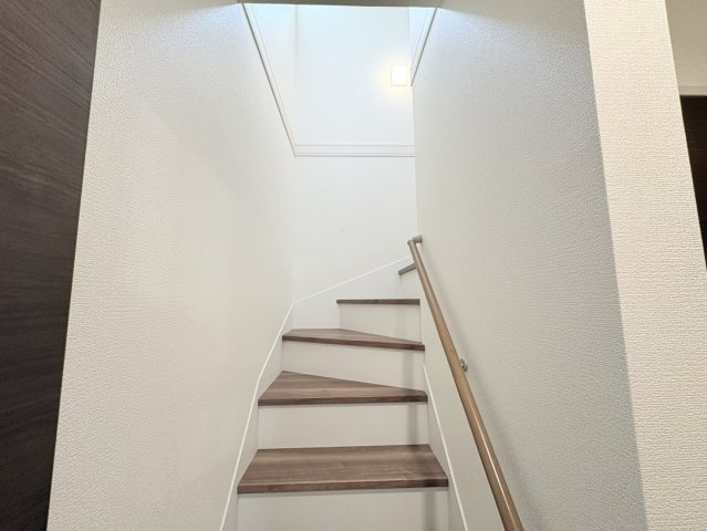 手すり付きの階段。つまずいた時、滑りそうになった時に、手すりがあればつかまることができますので、思わぬ転倒事故を防ぐことができます。年を重ねた後も膝や腰の負担を軽減してくれる役割を持っています。
