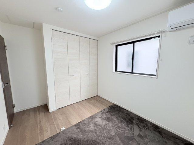 収納付きで使い勝手の良い洋室。多用途に活用可能です。クローゼットを備えており衣類や荷物をすっきり収納できます。室内状態も良好で、そのまま利用できる点も魅力。シンプルで落ち着いた空間に仕上がっています。