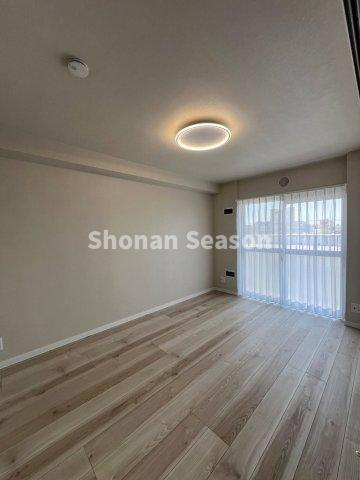 ナチュラルなフローリングが心地よい洋室が3部屋ございます。　　