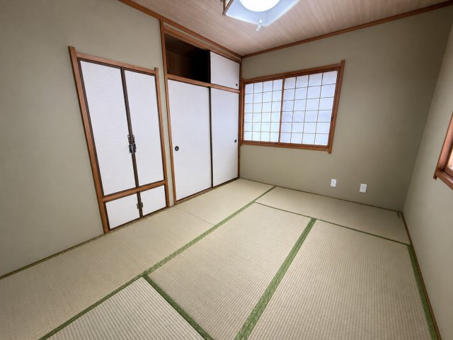 落ち着いた雰囲気が魅力の2階和室です。押入れと天袋を備え、寝具や季節用品もすっきり収納できます。客間やご家族のくつろぎスペースはもちろん、小さなお子様のお昼寝や趣味のお部屋など、多目的に活用可能。