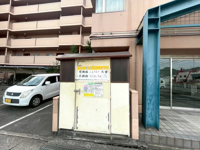 敷地内には専用ゴミ置き場が完備されており、曜日ごとに分別された収集が可能。住民の皆さまが使いやすく、清潔に保たれた管理体制もうれしいポイントです。
