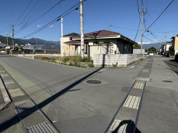 【笛吹市石和町川中島区画① 売地の前面道路含む現地写真】