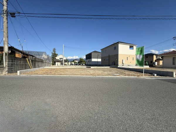 【笛吹市石和町川中島区画① 売地の前面道路含む現地写真】