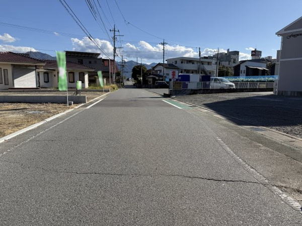 【笛吹市石和町川中島区画① 売地の前面道路含む現地写真】