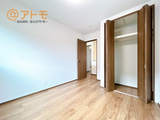 収納豊富な洋室は使い勝手良好です！