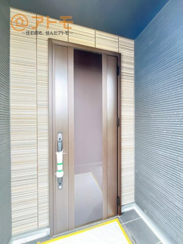 落ち着いた色合いの玄関はダブルロックで防犯性に優れた仕様になっています♪
