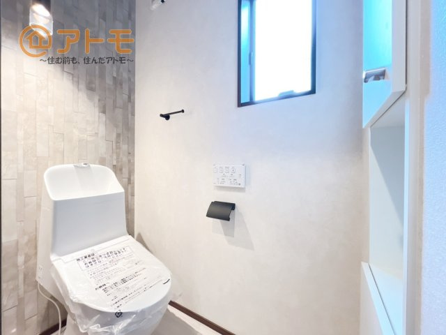 窓があり換気もすぐにできる、清潔感のあるトイレです♪