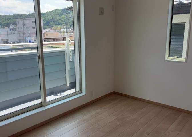 寝室でゆっくりと過ごすためにはベッド周りの適度な空間を担保することや窓の位置、照明の明るさ、寝室の広さなどを考える必要があります。自身や家族の構成とライフスタイルに併せて寝室にする部屋を選びましょう！