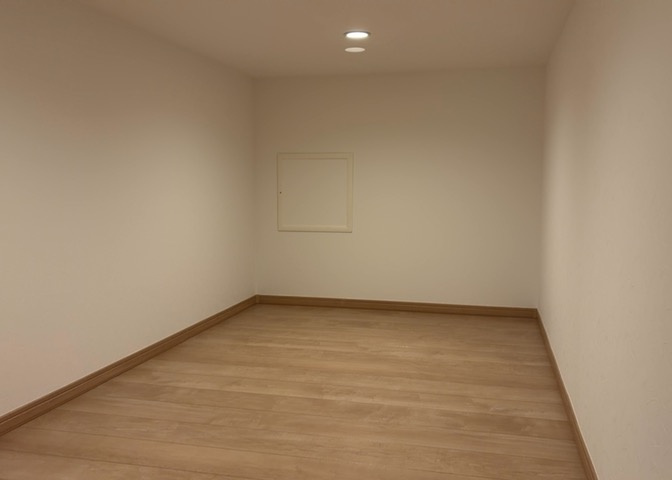 デザイン性を重視しすぎて収納が少なかった！なんてことにならないため、事前に現地で収納の数を確認しておくことをお勧めします。クローゼット以外にも床下収納や屋根裏収納、パントリーなどもチェックしましょう。
