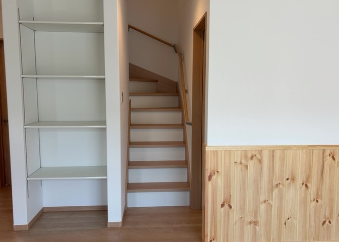 建物の上下階の通路である階段は、その位置によって動線や室内の印象が大きく左右されます。手摺にも重要な役割があり、転倒の防止・歩行や動作を円滑にして日常生活を支えることを主な目的として設置されています。