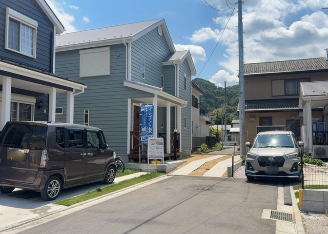 住宅用の土地では前面道路に2m以上接していなければならないと法律で定められています。しかし、お持ちの車のサイズやライフスタイルなどにより、2mでは利便が悪い場合もございますので、事前に確認しましょう。