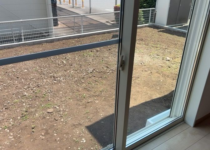 サッシとは、ガラス窓に使用される金属製の窓枠のことです。一般的に住宅建築では、金属製建具工事の段階で備え付けるもので、ガラス類や玄関、バスルームのスチール製のドアなどと同じタイミングで工事を行います。