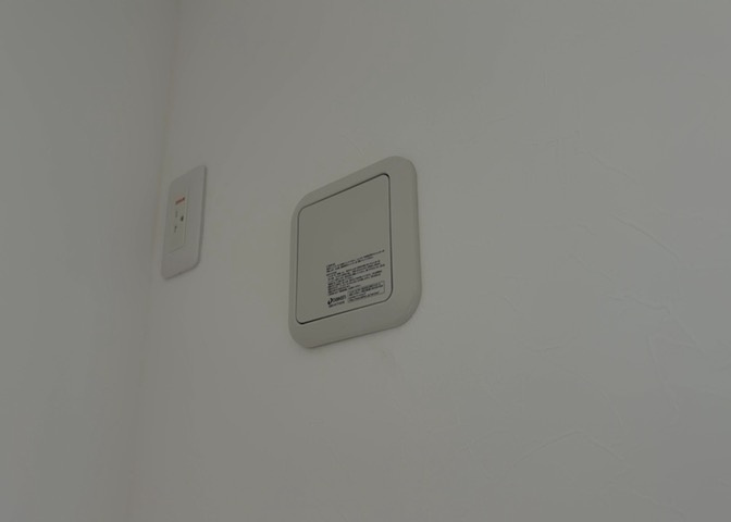 1日中建物内の換気が行われるように設計された仕組みです。気密性の高い住宅は、家に籠った空気でシックハウス症候群になる可能性がありますが、24時間換気システムであれば計画的な換気で対策が可能です。