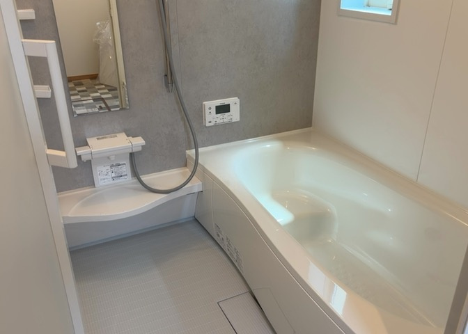 入浴時の快適さも大事なことですが、綺麗な状態を維持できなければ気持ちよく入浴できません。毎日の掃除が楽という点は大事なポイントになります！カビが生えにくく掃除がしやすい、壁や浴槽を選ぶといいでしょう。