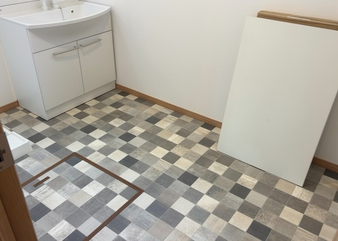 多くの戸建て住宅で見かける洗面脱衣所は、洗面台と洗濯機が2畳ほどのスペースに並べられていて、洗面所が脱衣所を兼ね備えている間取りが一般的です。お客様が利用することもある、パブリックな空間でもあります。