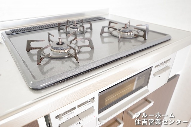 お料理が楽しくなる3口コンロ・グリル付き！