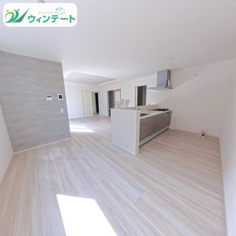 広々19帖LDK。南向きの窓から陽光が差し込み、家族が自然と集まる快適空間です。