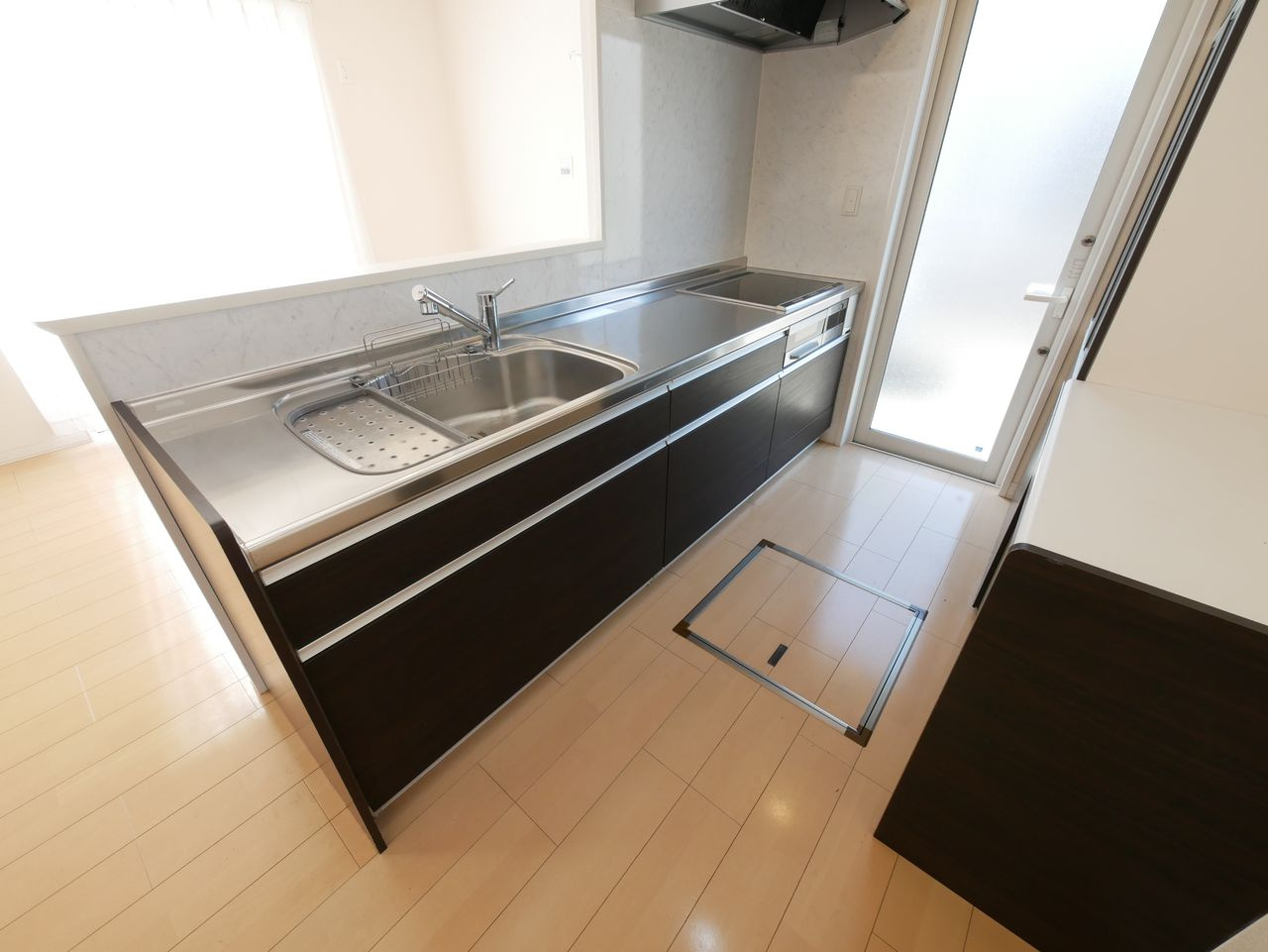 御勝手口・背面キャビネット付きのキッチン