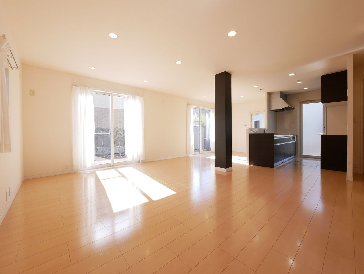 南に面するとても明るいリビング　キッチン前の柱はセキスイハイム施工の証ですね。