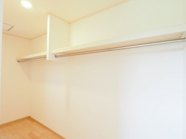 2Ｆ洋室のウォークインクローゼット。収納が捗ります。