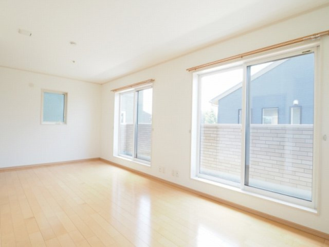2Ｆ洋室。ご家族構成によって2部屋に分割することが可能です。（別途工事要）